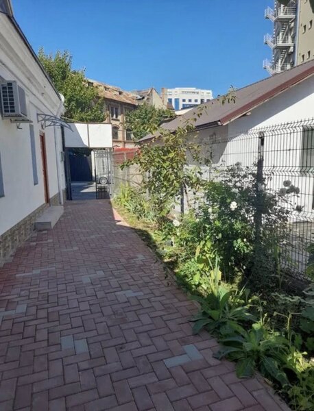 Unirii, Bulevardul Marasesti, Strada Intre Garle.